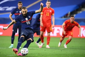 Karim Benzema sút hỏng quả phạt đền