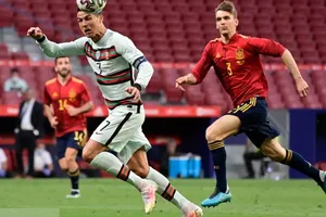 Diego Llorente bám sát Rponaldo trong trận giao hữu gần đây