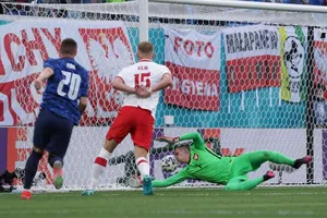 Bóng trúng cột, dội người Szczesny văng vào lưới