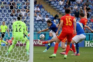 Ciesa tung cú sút cận thành