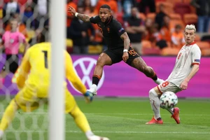 Memphis Depay tung cú sút trước khung thành Bắc Macedonia