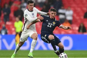 Mason Mount tranh bóng với Billy Gilmour