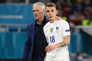 HLV Didier Deschamps và hậu vệ Lucas Digne