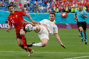 Trung vệ Laporte cản phá pha đi bóng của tiền đạo Thụy Sĩ