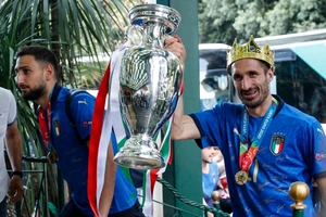 Giorge Chiellini đi đầu với chiếc cúp và vương miện trên đầu