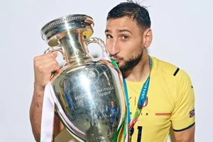 Gianluigi Donnarumma với chiếc cúp vô địch châu Âu