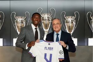 Chủ tịch Florentino Perez trao chiếc áo số 4 cho David Alaba
