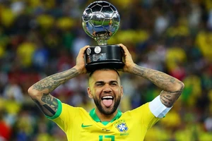 DANI Alves với chiếc cúp Copa America