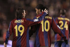 Ronaldinho tin rằng Messi sẽ ở ;lại để khioe61nh số 10 Barcelona trở thành bất tử