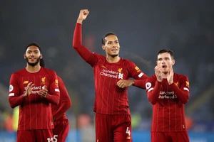 Virgil van Dijk (giữa) và Joe Gomez (trái) đều ra sân trở lại