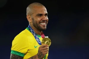 Dani Alves và chiếc HCV danh giá