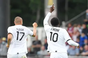 Burak Yilmaz (17) ăn mừng bàn thắng phút cuối cùng