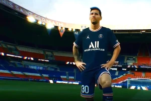 Lionel Messi trình làng ở Parc des Princes