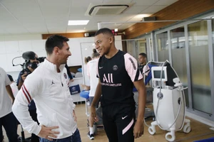 Messi và Kylian Mbappe trong phòng y tế PSG