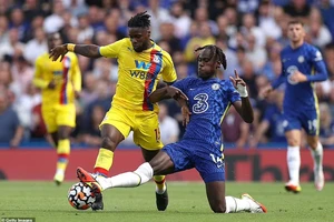 Trevoh Chalobah (phải) tranh bóng với tiền đạo Crystal Palace