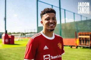 Jadon Sancho trện sân tập thành Manchester