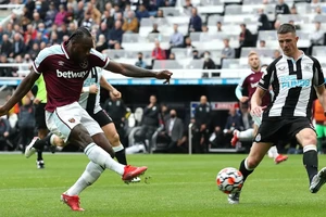 Antonio ghi bàn ấn định chiến thắng cho West Ham