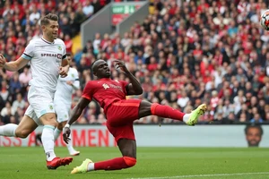 Sadio Mane ghi bàn trong chiến thắng 2-0 ở Anfield