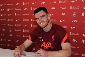 Andy Robertson vui mửng bên bản hợp đồng mới