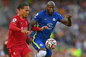 Trung vệ Van Dijk cản phá Romelu Lukaku