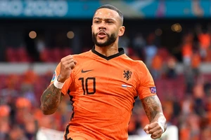 Memphis Depay mừng cú hat-trick ở tuyển Hà Lan