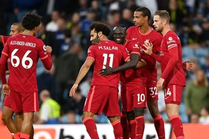 Salah ăn mừng bàn thắng của Sadio Mane