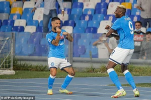 Victor Osimhen (trái) ăn mừng chiến thắng cùng đội trưởng Lorenzo Insigne