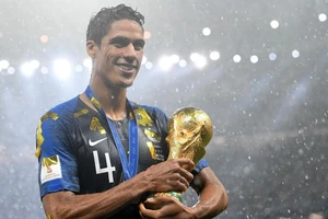 Trung vệ Raphael Varane bên chiếc Cúp thế giới 2018