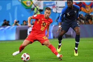 Eden Hazard (Bỉ) đi bóng trước sự truy cản của Paul Pogba 