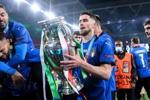 Jorginho với chiếc cúp Euro 2020