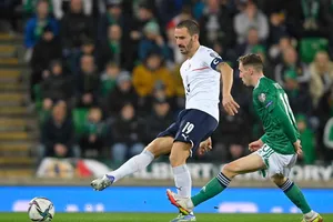 Trung vệ Bonucci đã cứu nguy cho Italy trên vạch khung thành