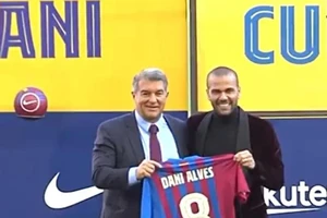 Chủ tịch Laporta giới thiệu Dani Alves trên sân Camp Nou