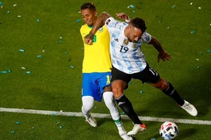 Hậu vệ Argentina Nicolas Otamendi đánh chỏ vào mặt Raphinha để giành bóng