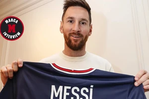 Messi khoe chiếc áo PSG