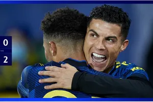 Ronaldo ăn mừng bàn thắng cùng Jadon Sancho