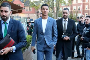 Ronaldo đi giữa cặp vệ sĩ song sinh