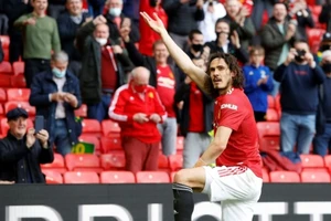 Edinson Cavani ăn mừng bàn thắng ở Old Trafford