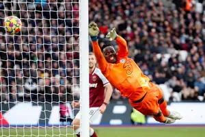 Cú phóng người vô vọng của Mendy phút 87 khiến Chelsea thua sốc ở London