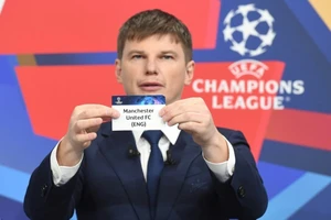 Andriy Arshavin bốc lá thăm Man United