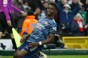 Bukayo Saka ăn mừng bàn thắng