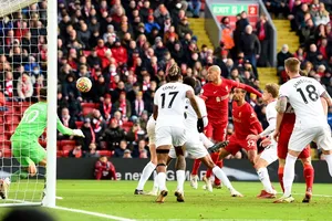 Fabinho đánh đầu mở tỷ số trong hiệp 1