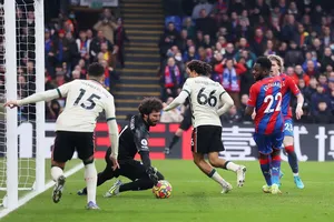 Alisson xuất sắc cản được cú đánh gót của Edouard