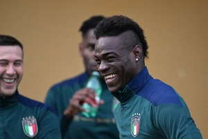 Mario Balotelli trên sân tập Azzurri