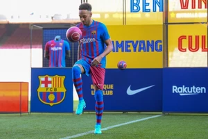 Aubameyang trình làng màu áo Barcelona