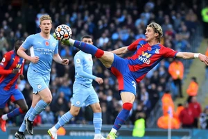 De Bruyne (trái) chứng kiến Conor Gallagher tung hoành trong trận lượt đi