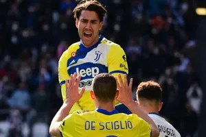 Dusan Vlahovic ăn mừng bàn thắng