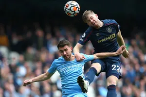 Aymeric Laporte (Man City) đối đầu với các mũi nhọn cao to của Burnley
