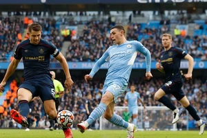 Phil Foden sút bóng trước hàng thù Burnley