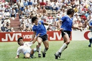 Sotheby công bố ngày đấu giá chiếc áo xanh của Maradona 1986