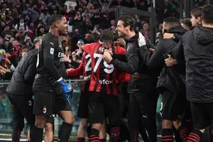 AC Milan ăn mừng chiến thắng trên sân Roma ở vòng 34